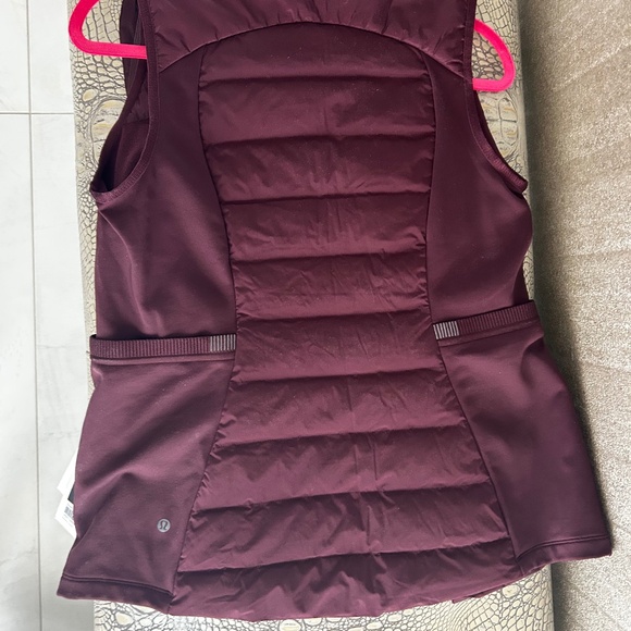 Lululemon Women’s Down For It All Vest, Red Merlot Maroon Size 8 NWT - Picture 4 of 5